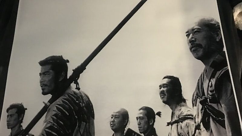 现代中式庭院假山设计效果图：融入传统意境的景观艺术